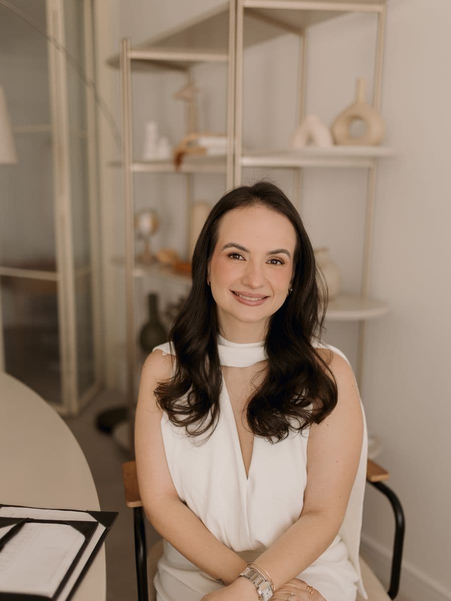 Beatriz Aires, nutricionista, sentada à mesa