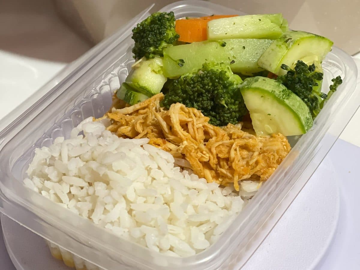 Mesa com pratos equilibrados de vegetais, proteínas e grãos em porções moderadas